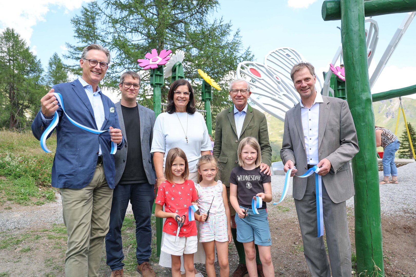 Eröffnung Spielplatz: Bürgermeister mit Kindern und Gästen in Fieberbrunn schneiden Band durch